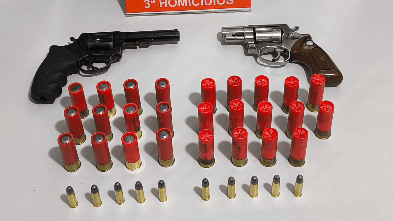 Os suspeitos estavam de posse de armas e munições