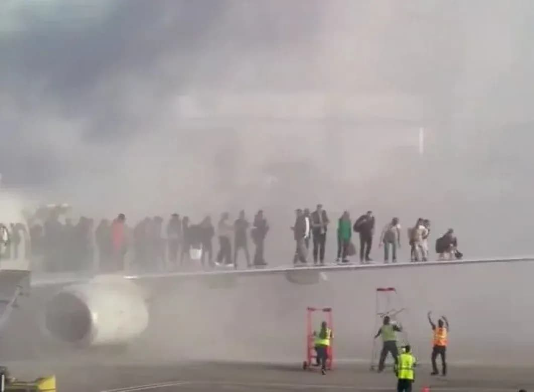 Passageiros de voo nos EUA evacuam avião após incendio