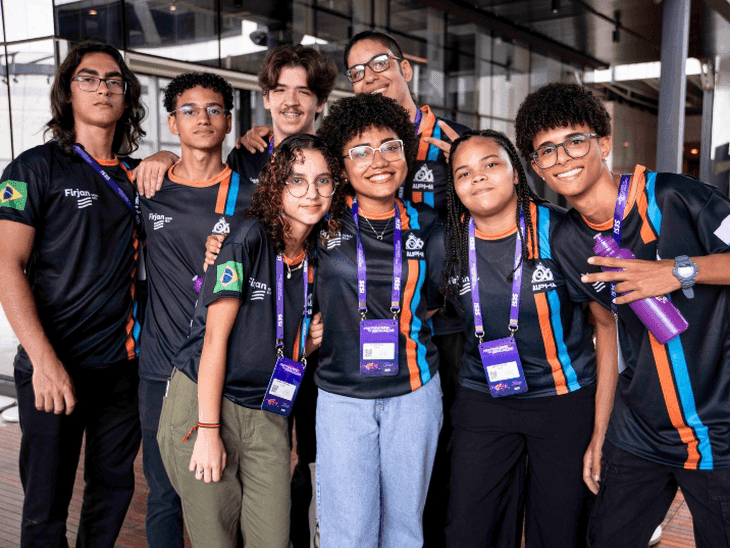 Com idades entre nove e dezenove anos, eles vão disputar a etapa nacional classificatória que garante uma vaga no torneio mundial de robótica