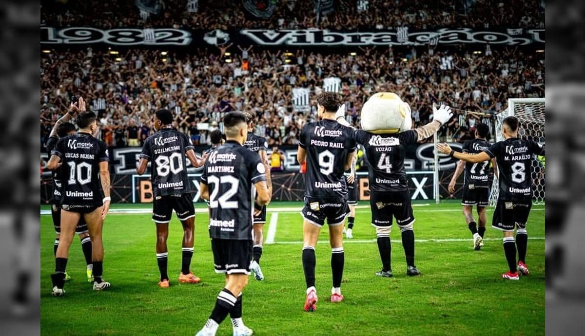 Jogadores comemoraram com a torcida, após vitória no clássico
