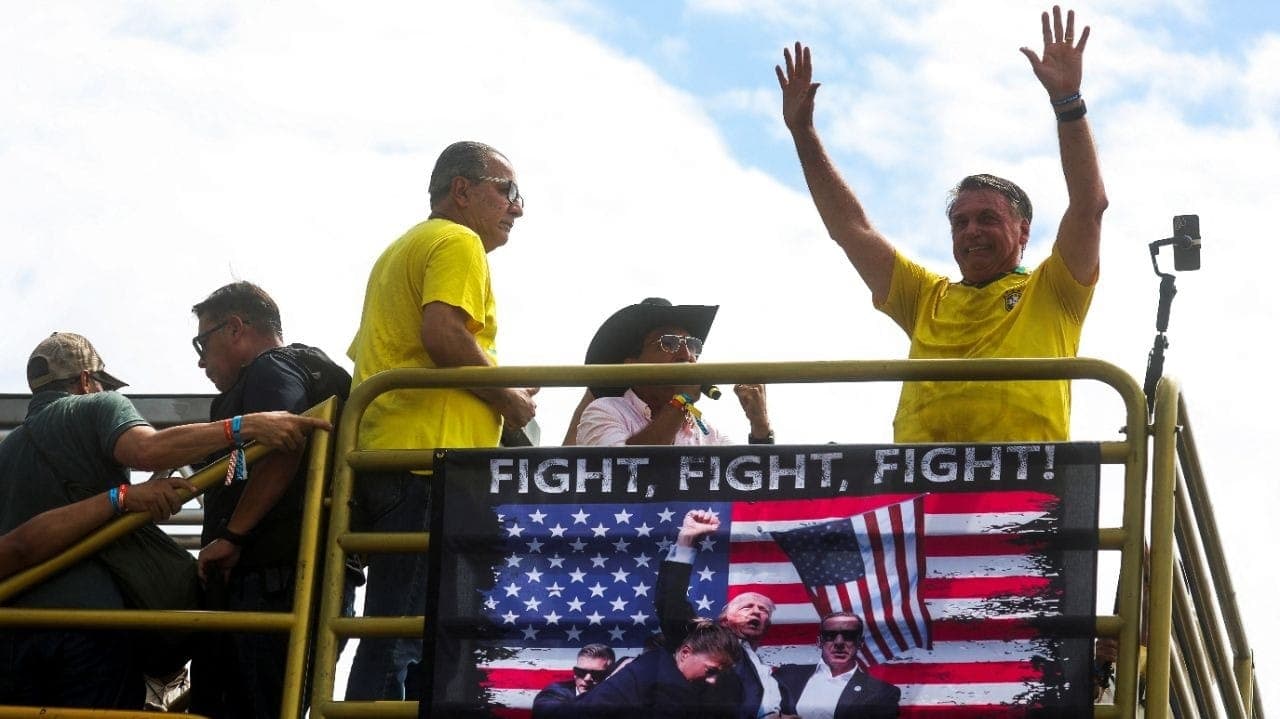 Bolsonaro durante ato contra o governo e o STF em Copacabana