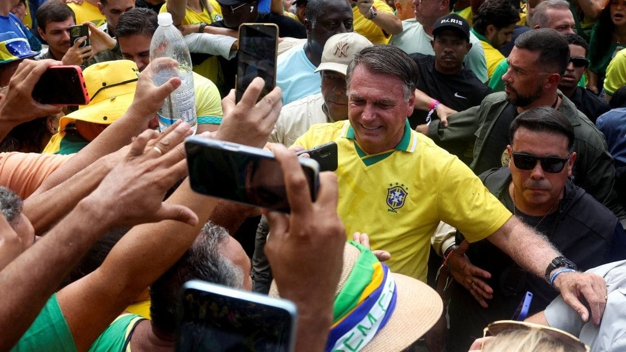 Bolsonaro passa em meio a apoiadores durante manifestação no Rio