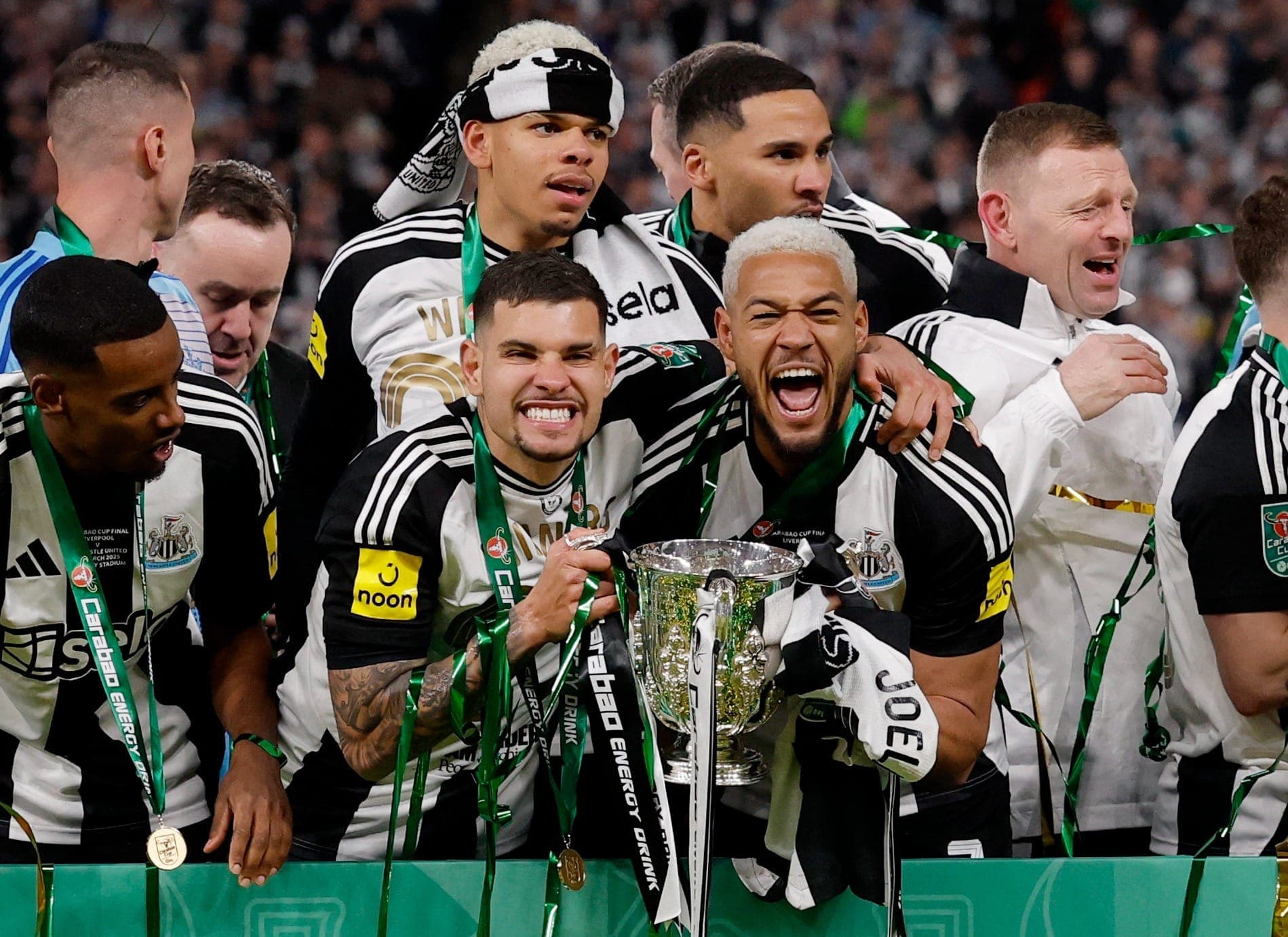 Bruno Guimarães e Joelinton comemora título pelo Newcastle
