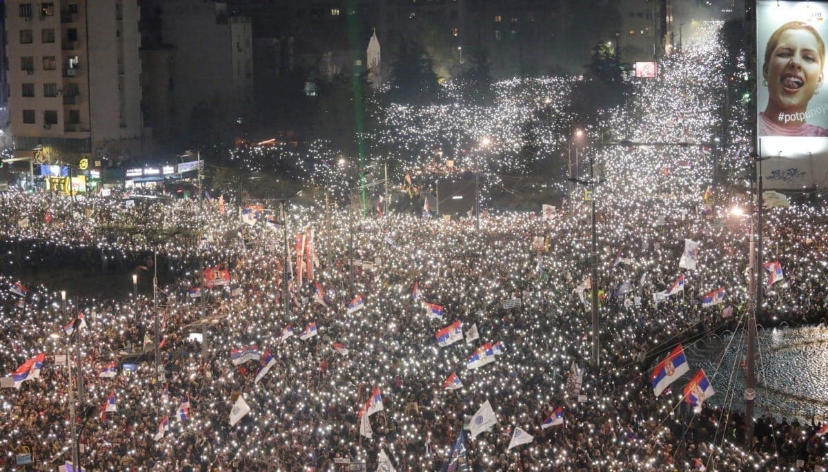 Manifestantes protestam contra presidente da Sérvia