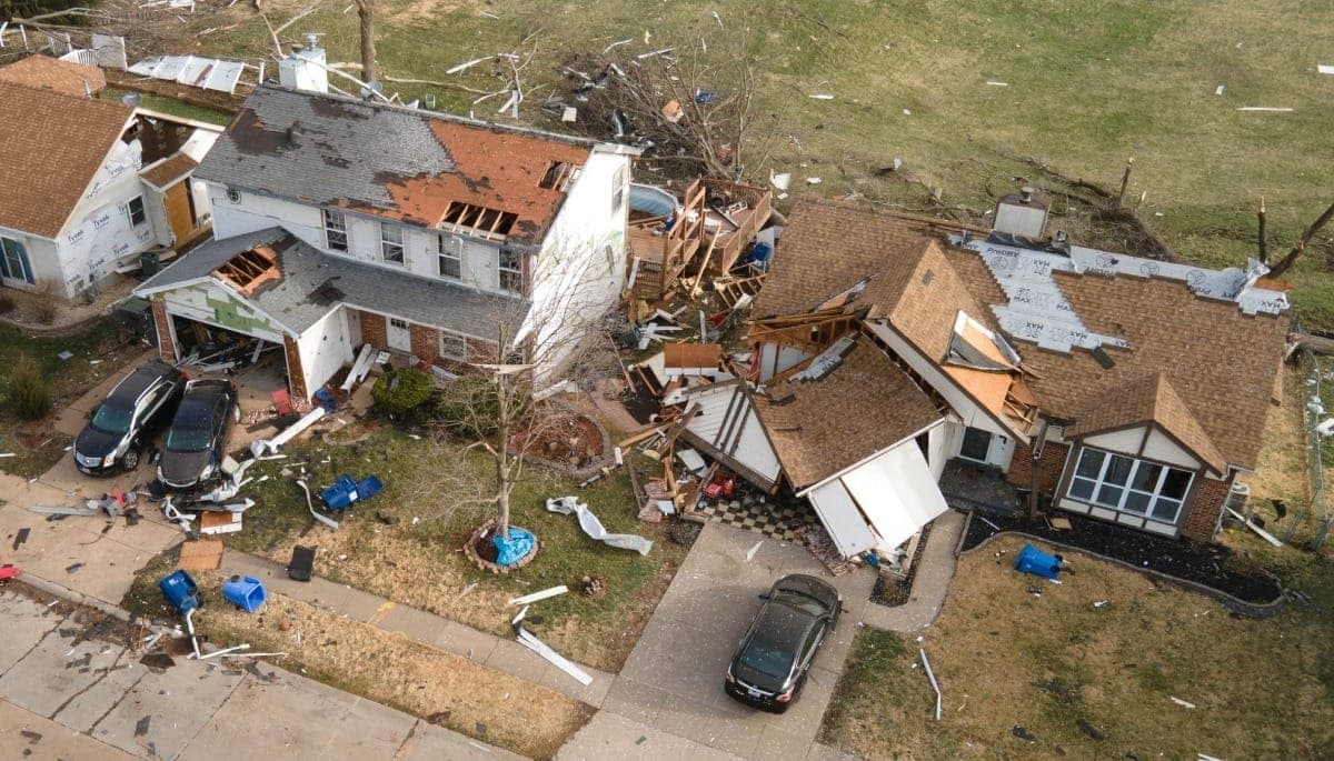 Tornado derruba casas em Florissant, no estado norte-americano do Missouri