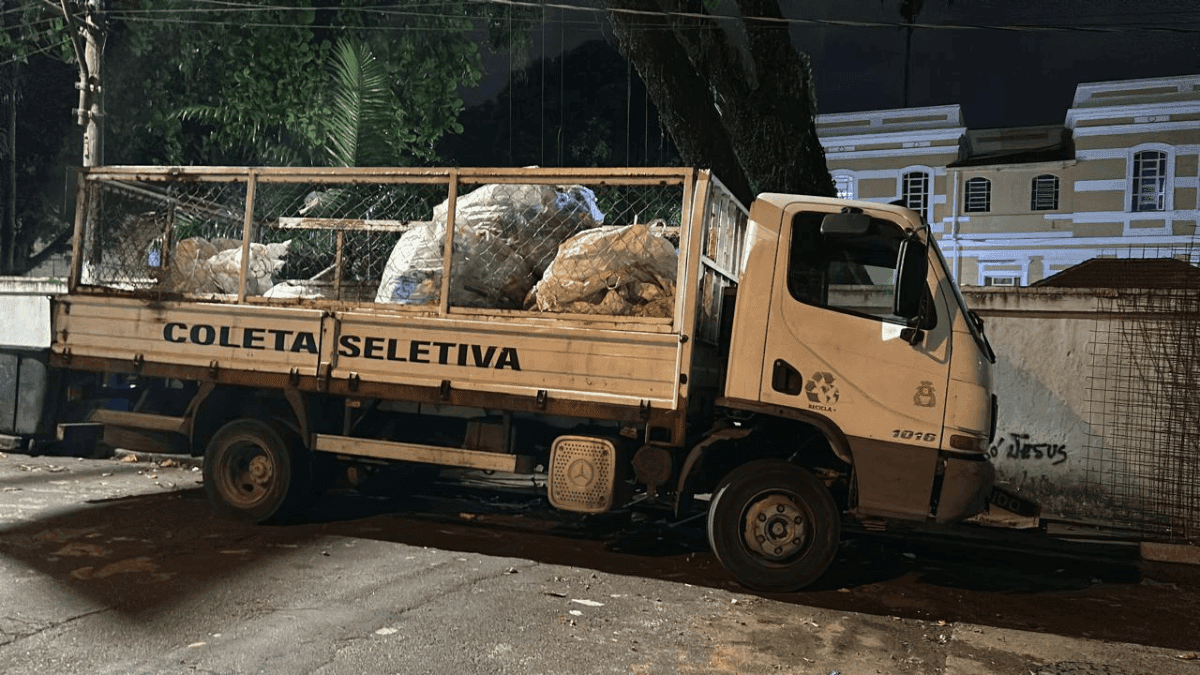 Cocaína é encontrada em caminhão de reciclagem no Guarujá-SP
