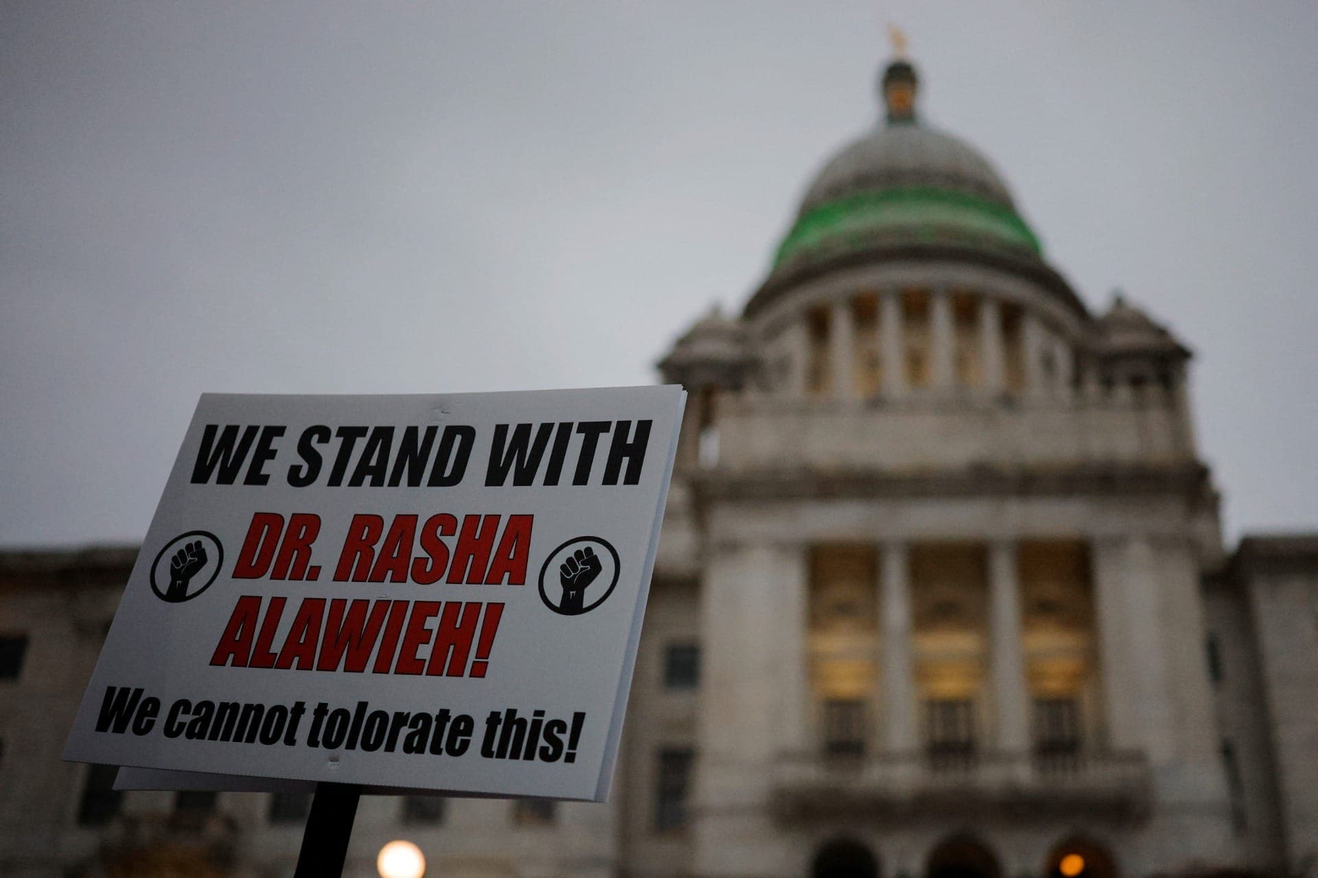 Manifestantes protestaram contra a deportação da médica em Rhode Island