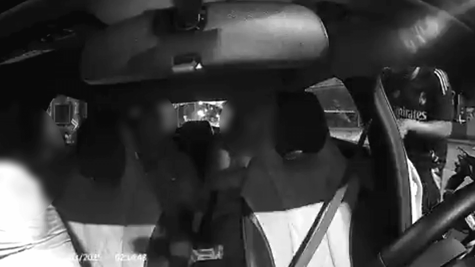 O crime aconteceu durante a madrugada e foi registrado por uma câmera que estava fixada no painel
