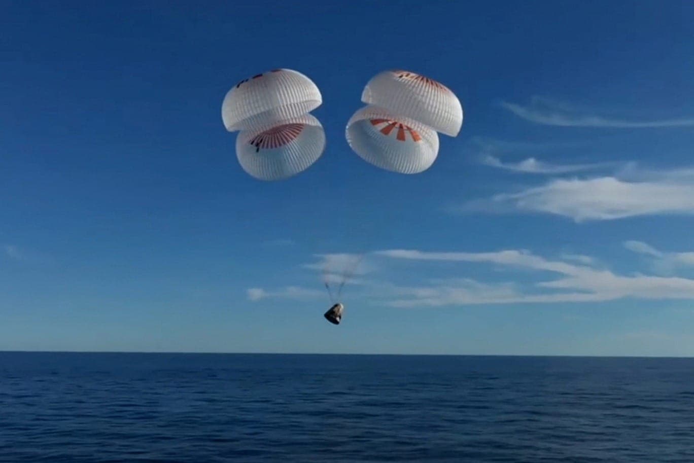 Cápsula com astronautas pousou na costa da Flórida
