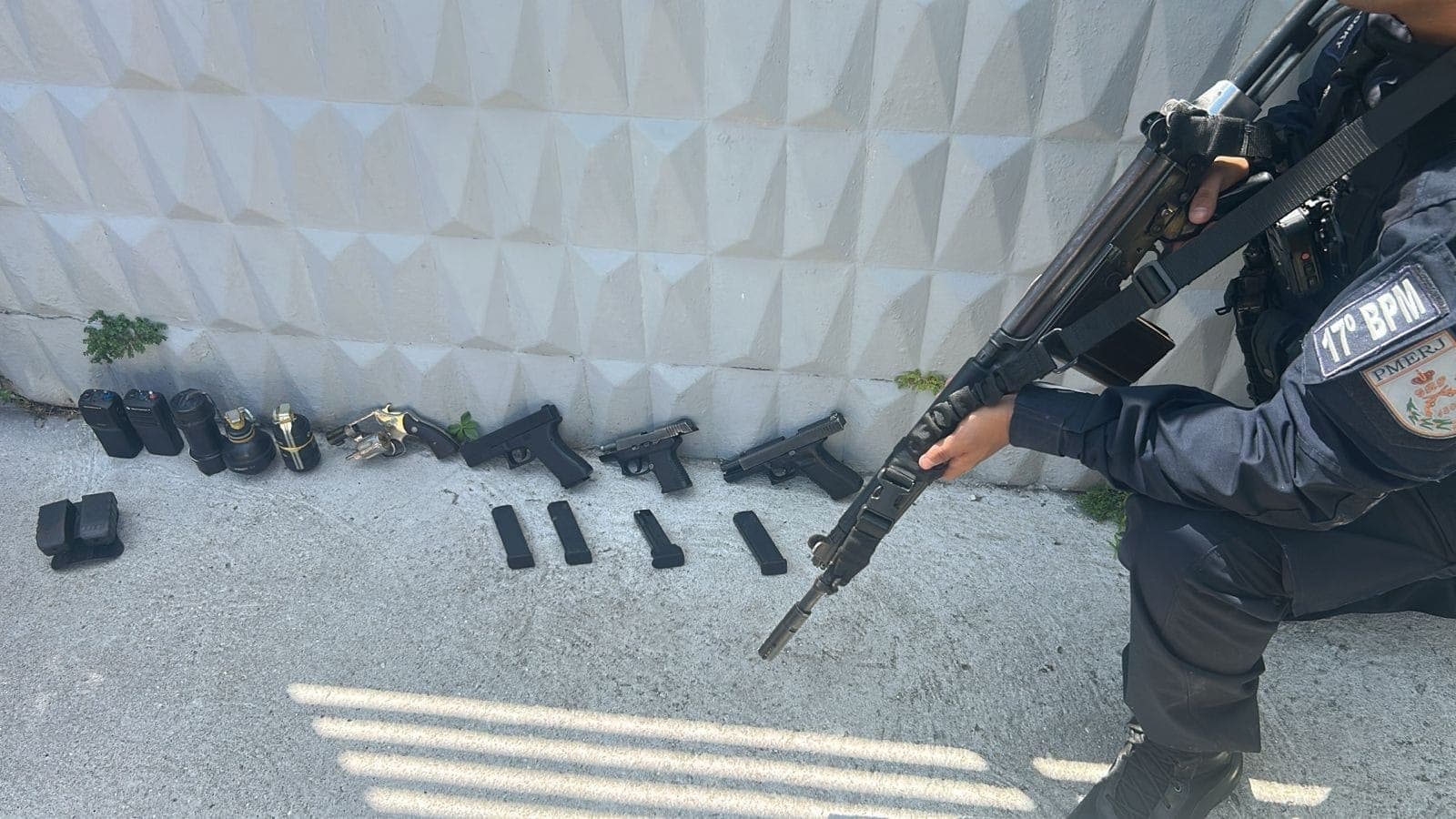 Com os criminosos, foram apreendidos duas pistolas, um revólver, um simulacro de arma e três granadas.