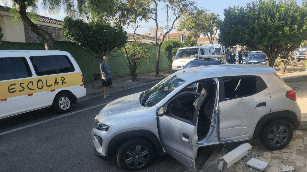 O desentendimento teve início na tarde desta segunda (17), em frente à Escola Arlindo de Salvo, no bairro Jardim Palmeiras