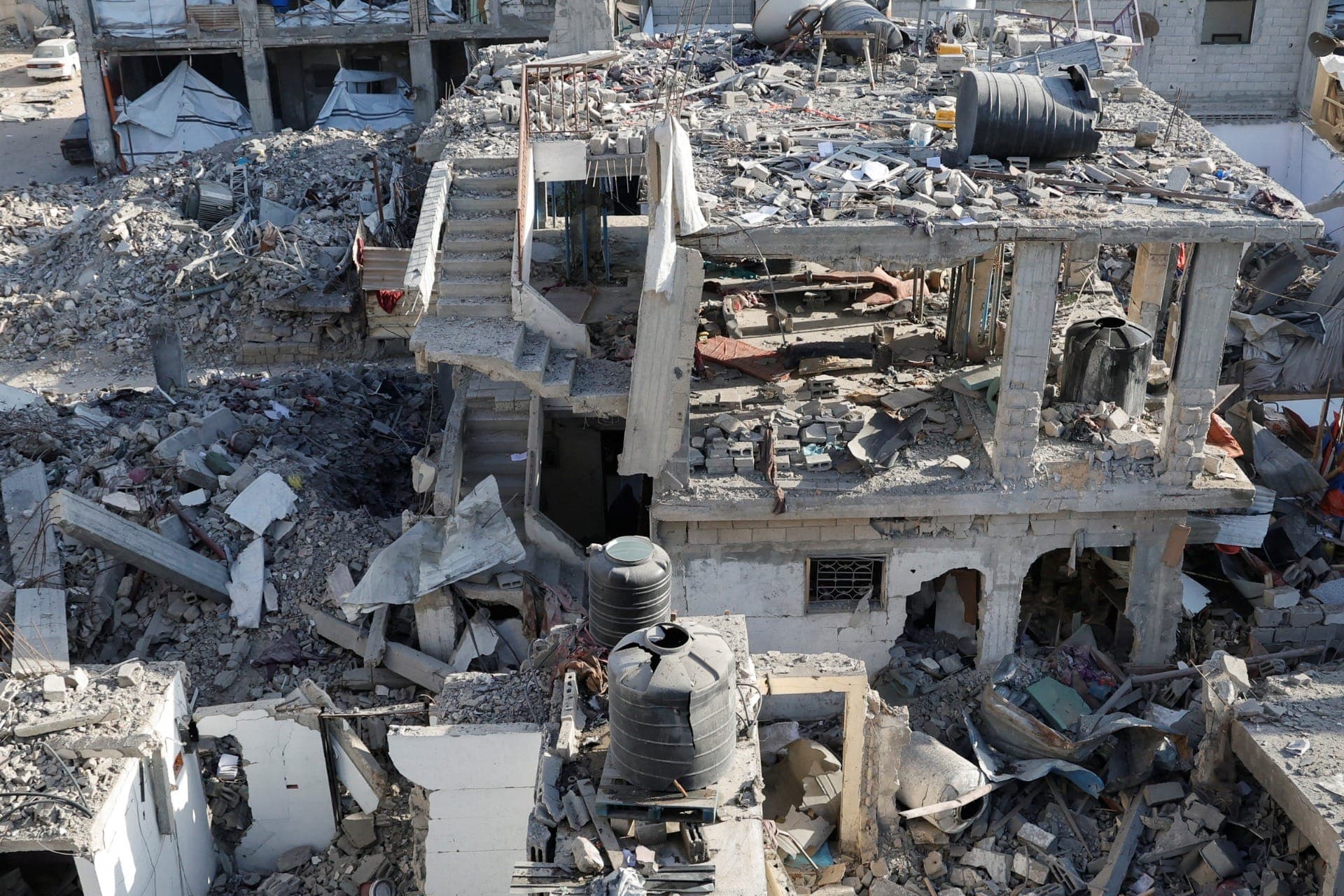 Vista após ataque israelense a uma casa, em Khan Younis, no sul da Faixa de Gaza