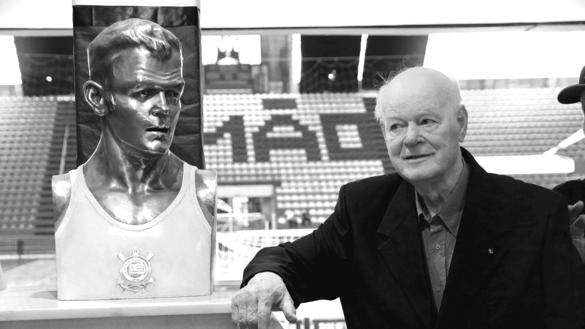 Wlamir Marques recebeu um busto na sede do Corinthians em homenagem a sua história com clube