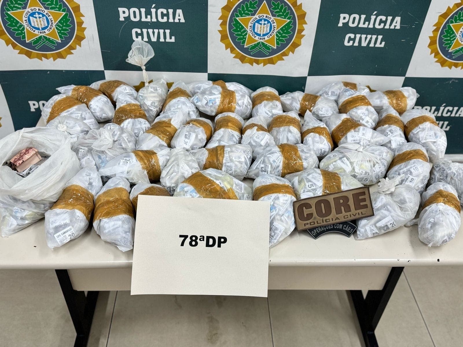 As investigações seguem em andamento para desarticular completamente a quadrilha e prender outros envolvidos nas atividades criminosas