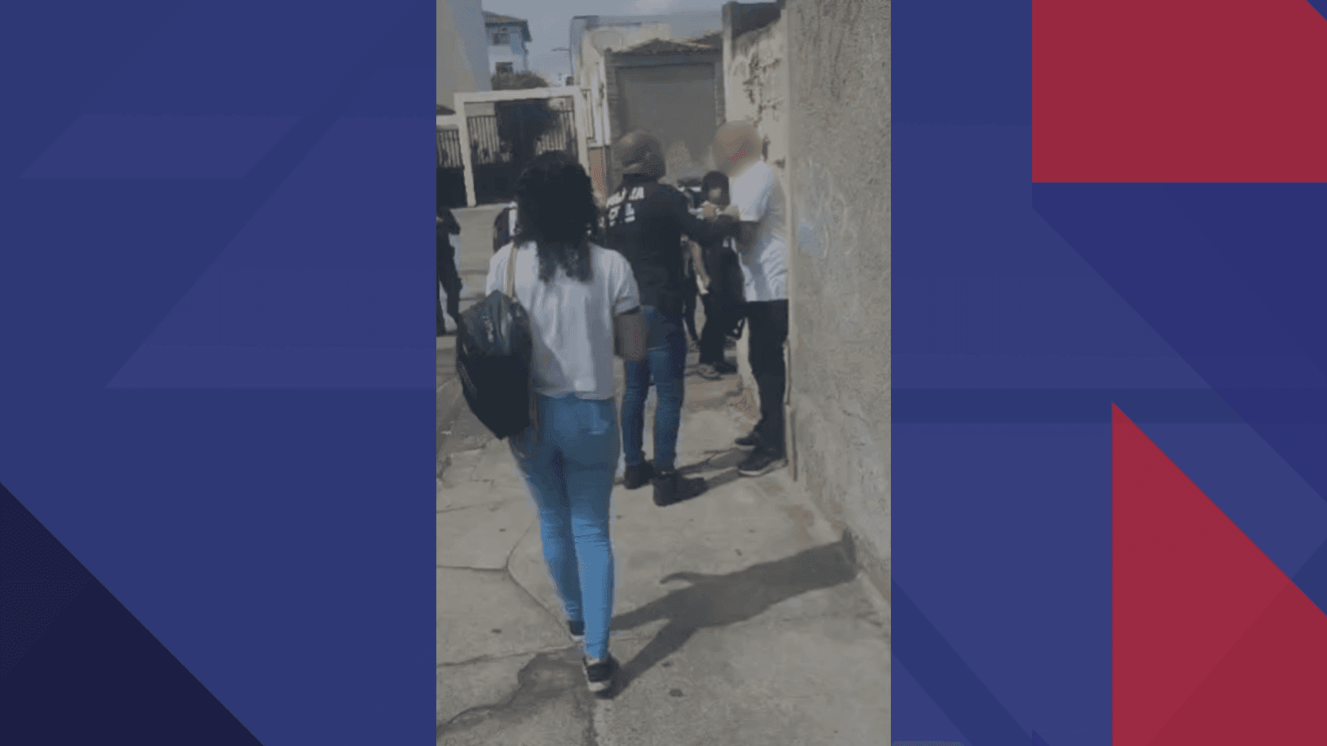 Imagens feitas por moradores da região mostram o momento em que um dos agentes aborda um aluno na porta da escola