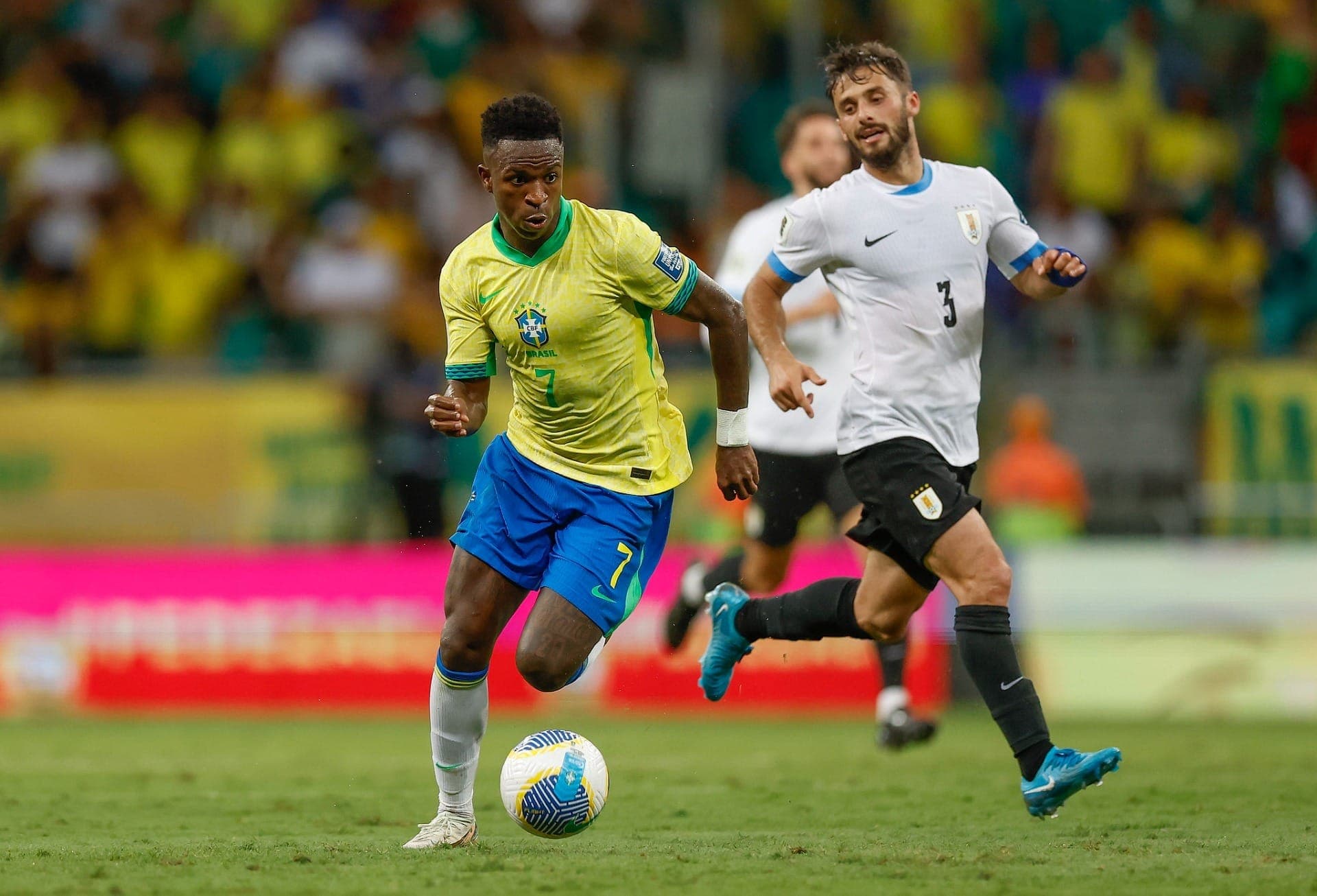 Vinicius Júnior, da Seleção Brasileira, em confronto contra o Uruguai