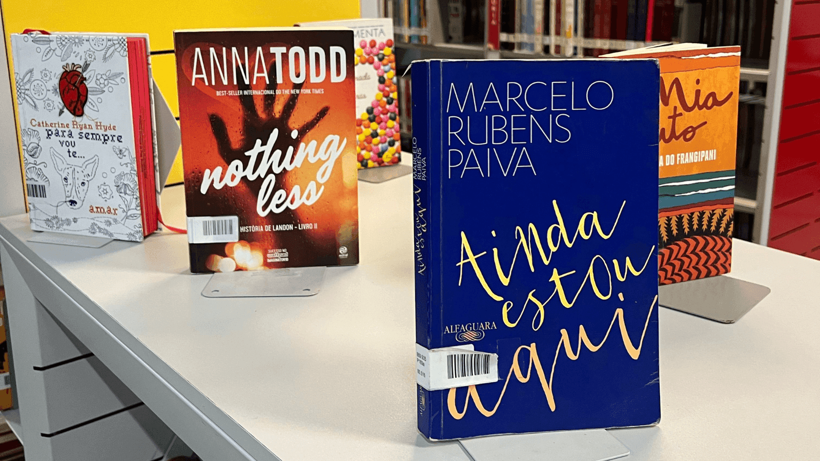 A biblioteca oferece um acervo de mais de 80 mil exemplares