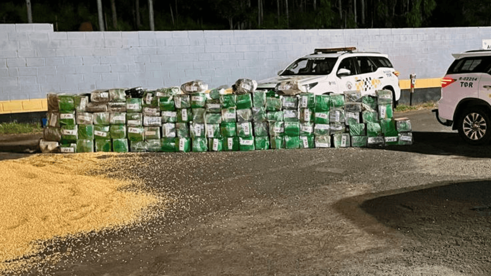A droga estava escondida em meio a carga de milho