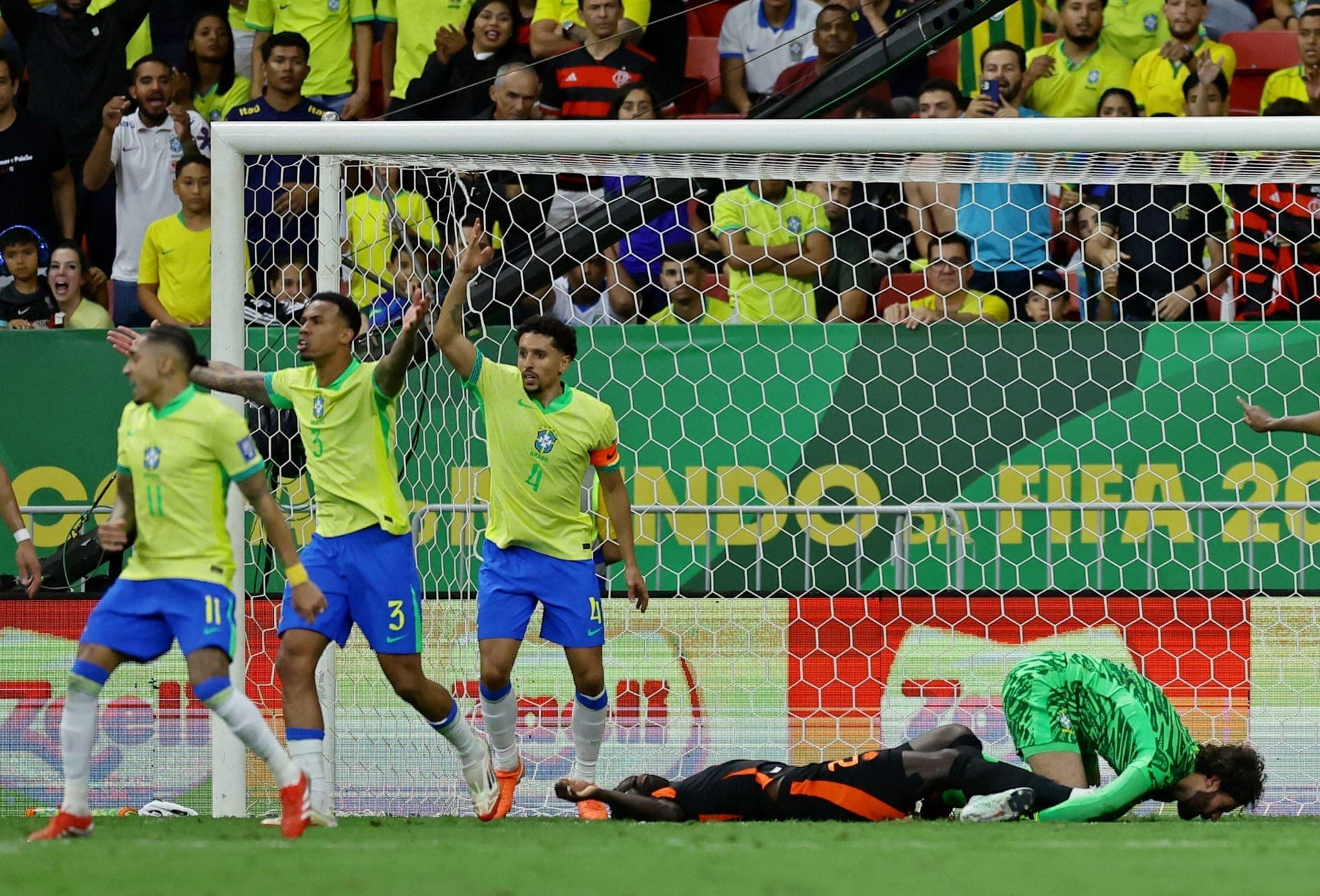 Alisson se choca com Davinson Sánchez em Brasil x Colômbia