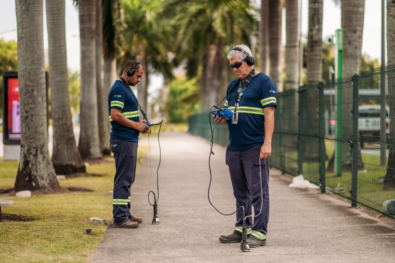 O dispositivo portátil e sensível ao som capta as vibrações nas tubulações subterrâneas