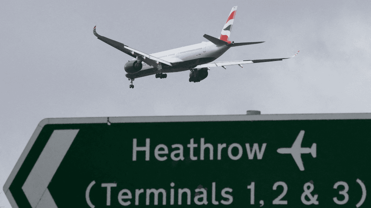 Avião próximo ao Aeroporto de Heathrow, em Londres, em janeiro de 2025