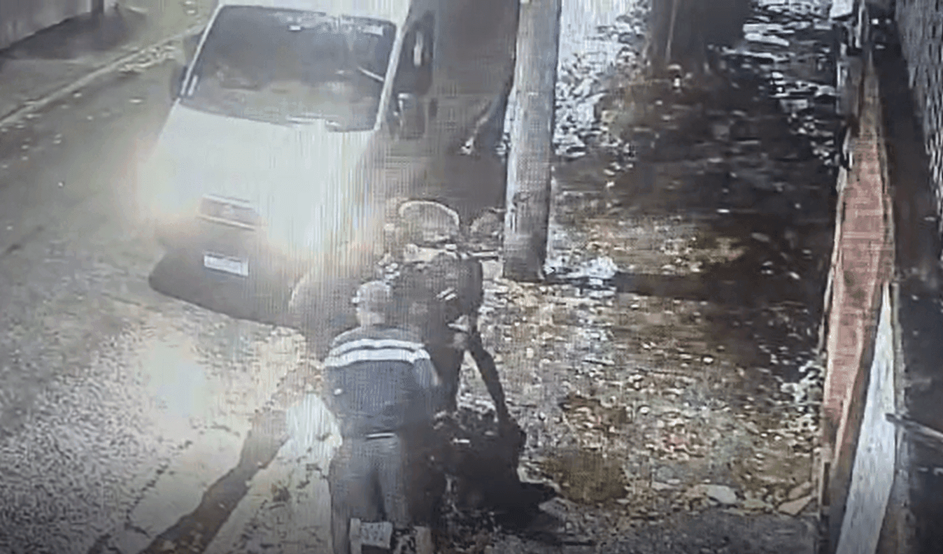 Criminosos furtam motos na mesma rua e colocam dentro de van
