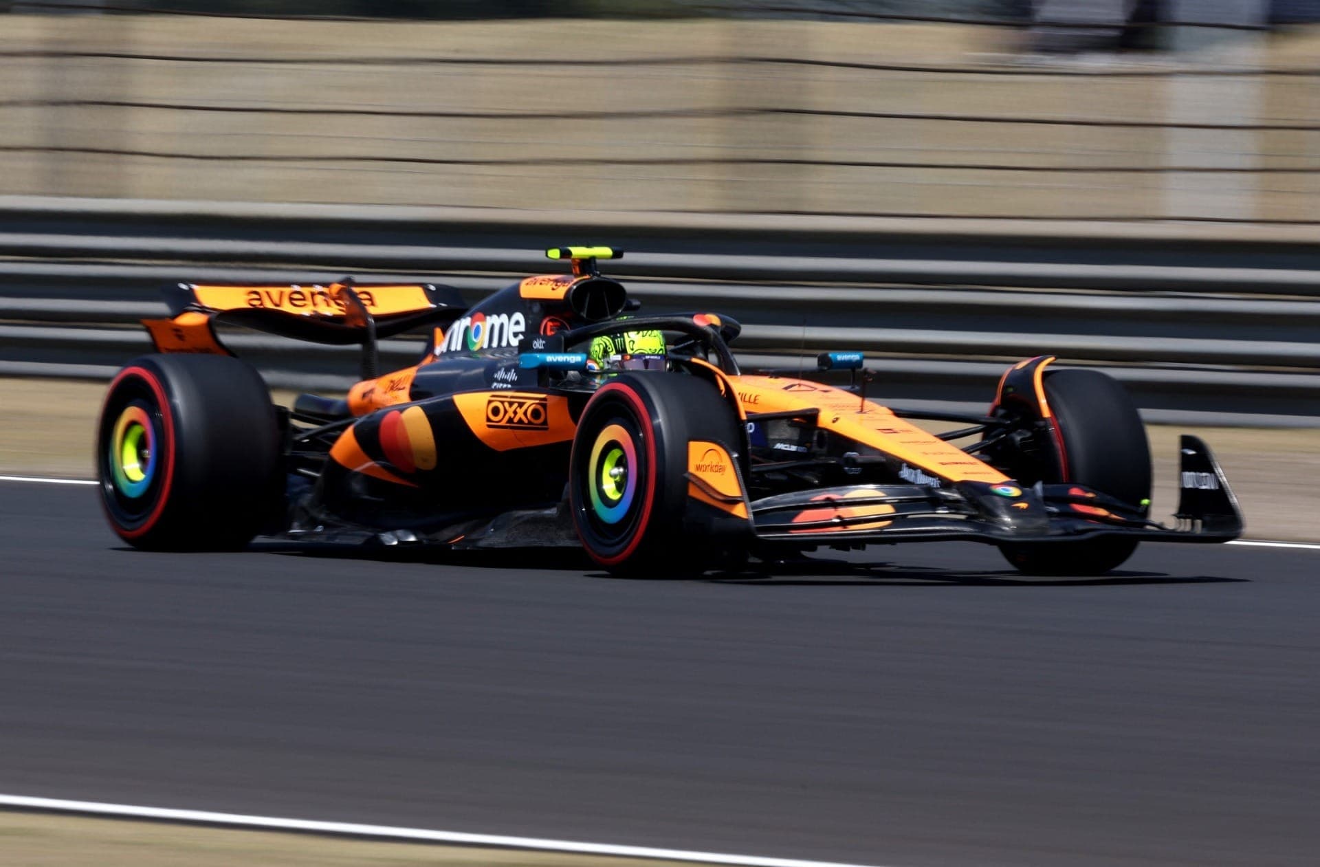 Norris supera Leclerc e lidera primeiro treino do GP da China; Bortoleto é 15º