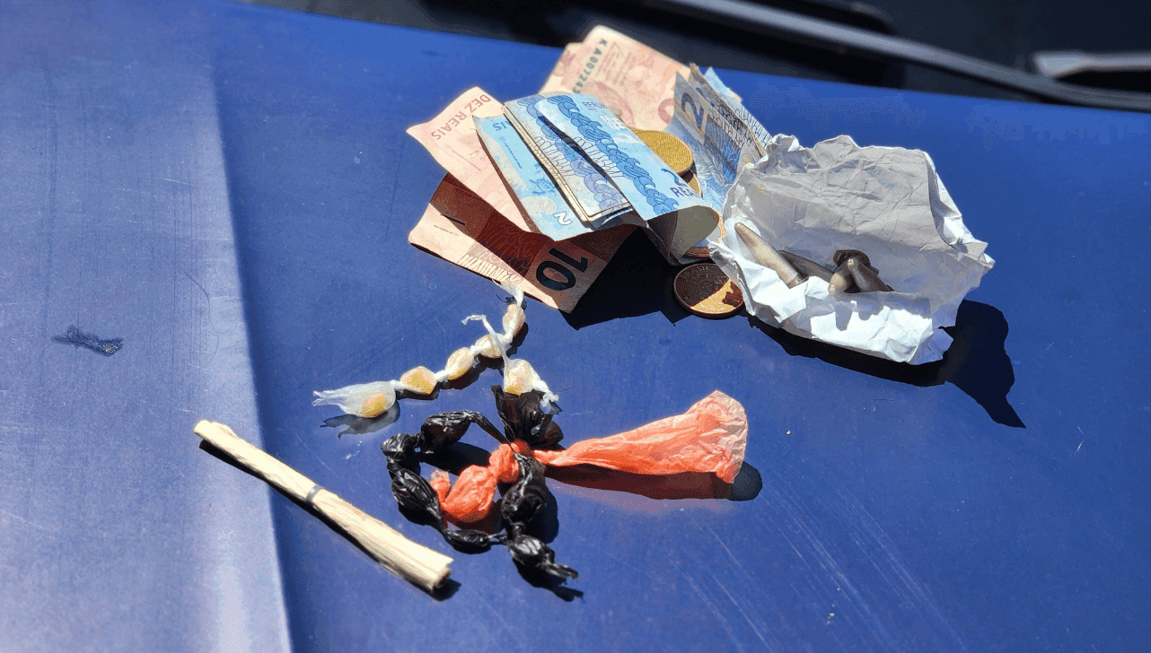 Os guardas conseguiram recuperar 13 pedras de crack, quatro pinos de cocaína e R$ 34,75 em dinheiro