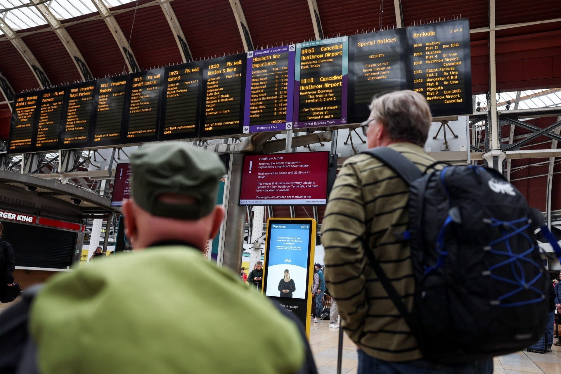 Pessoas na estação Paddington, depois que um incêndio em uma subestação elétrica próxima cortou a energia do Aeroporto Internacional de Heathrow, em Londres
