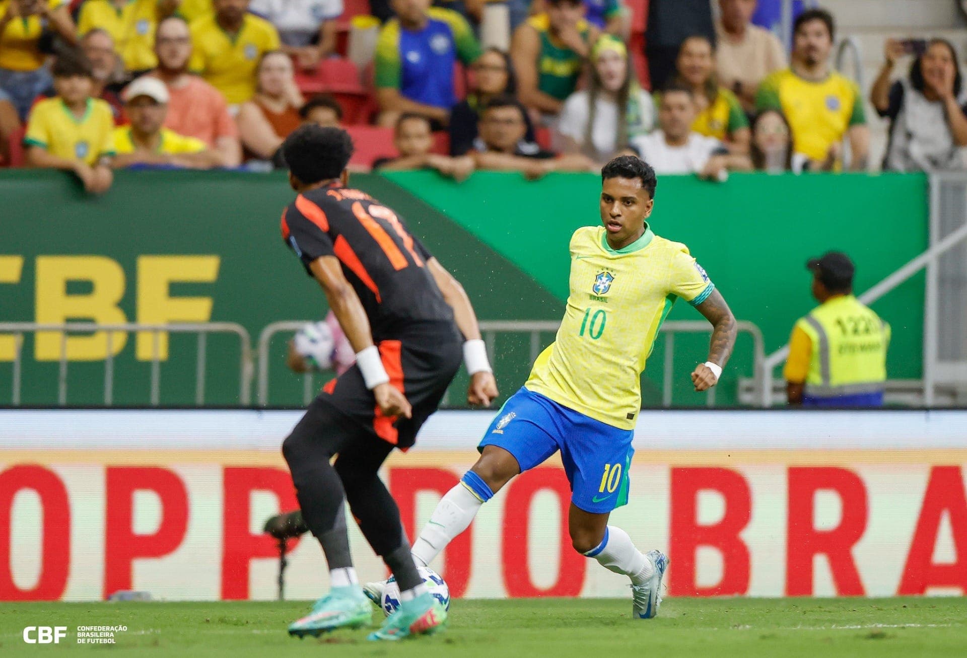 Rodrygo em ação em Brasil x Colômbia pelas Eliminatórias