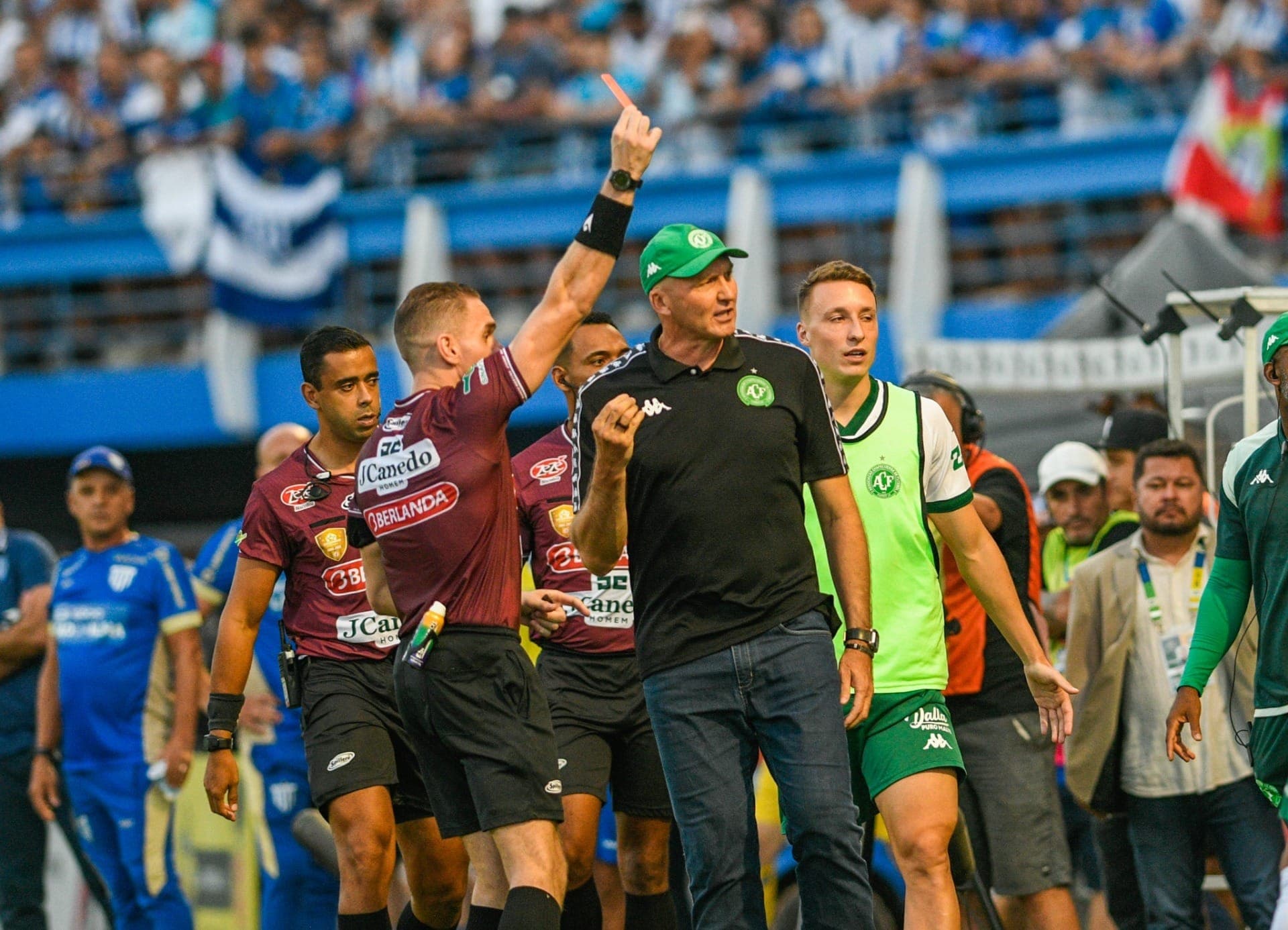 Gustavo Ervino Bauermann tomou decisões polêmicas em Avaí x Chape