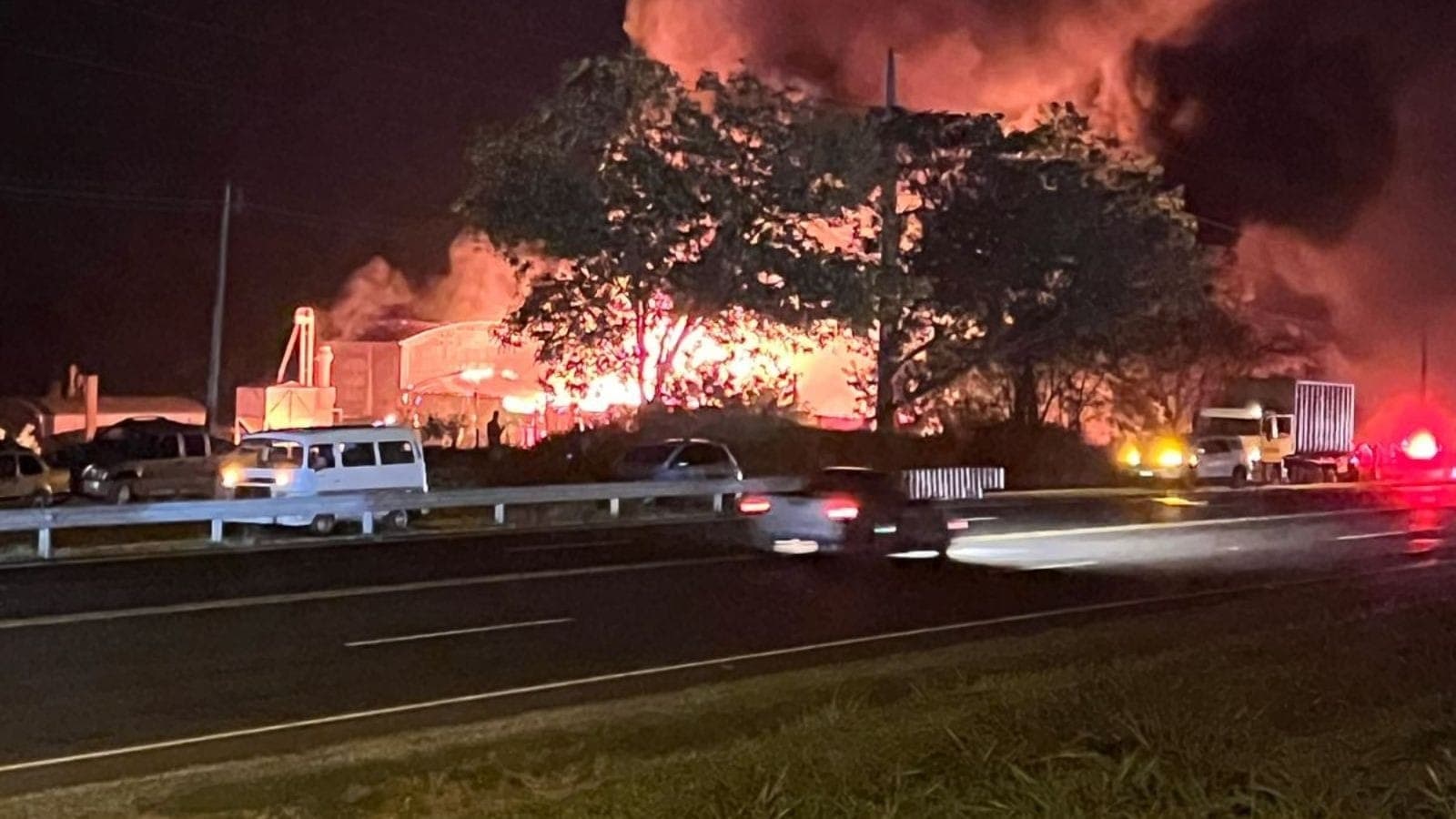 Incêndio de grandes proporções em galpão em Tupã