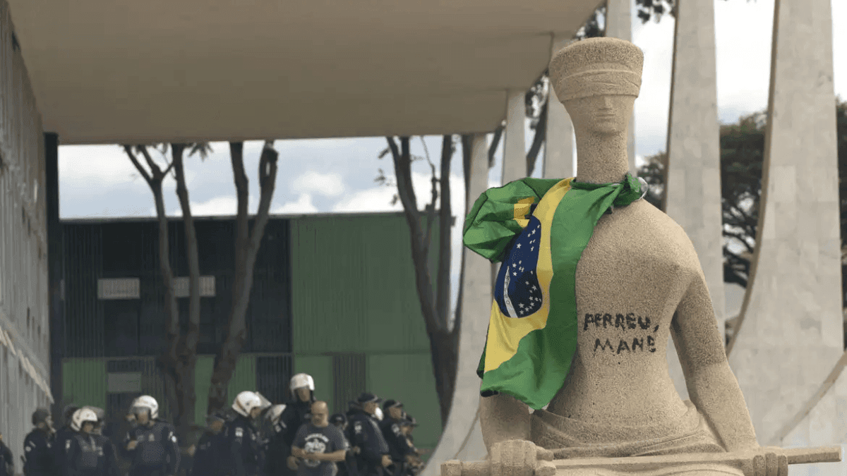 Estátua 'A Justiça' pichada durante os atos de 8 de janeiro de 2023