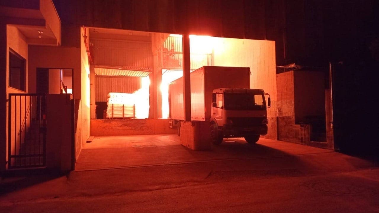 Incêndio de grandes proporções destrói galpão de indústria têxtil em Nova Odessa
