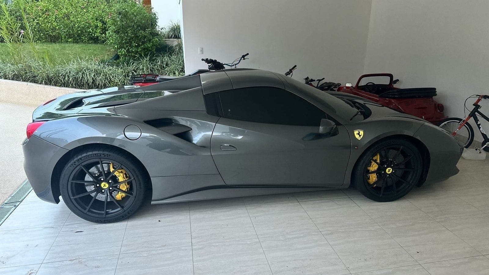 Uma Ferrari foi apreendida durante a Operação Hammare da PF