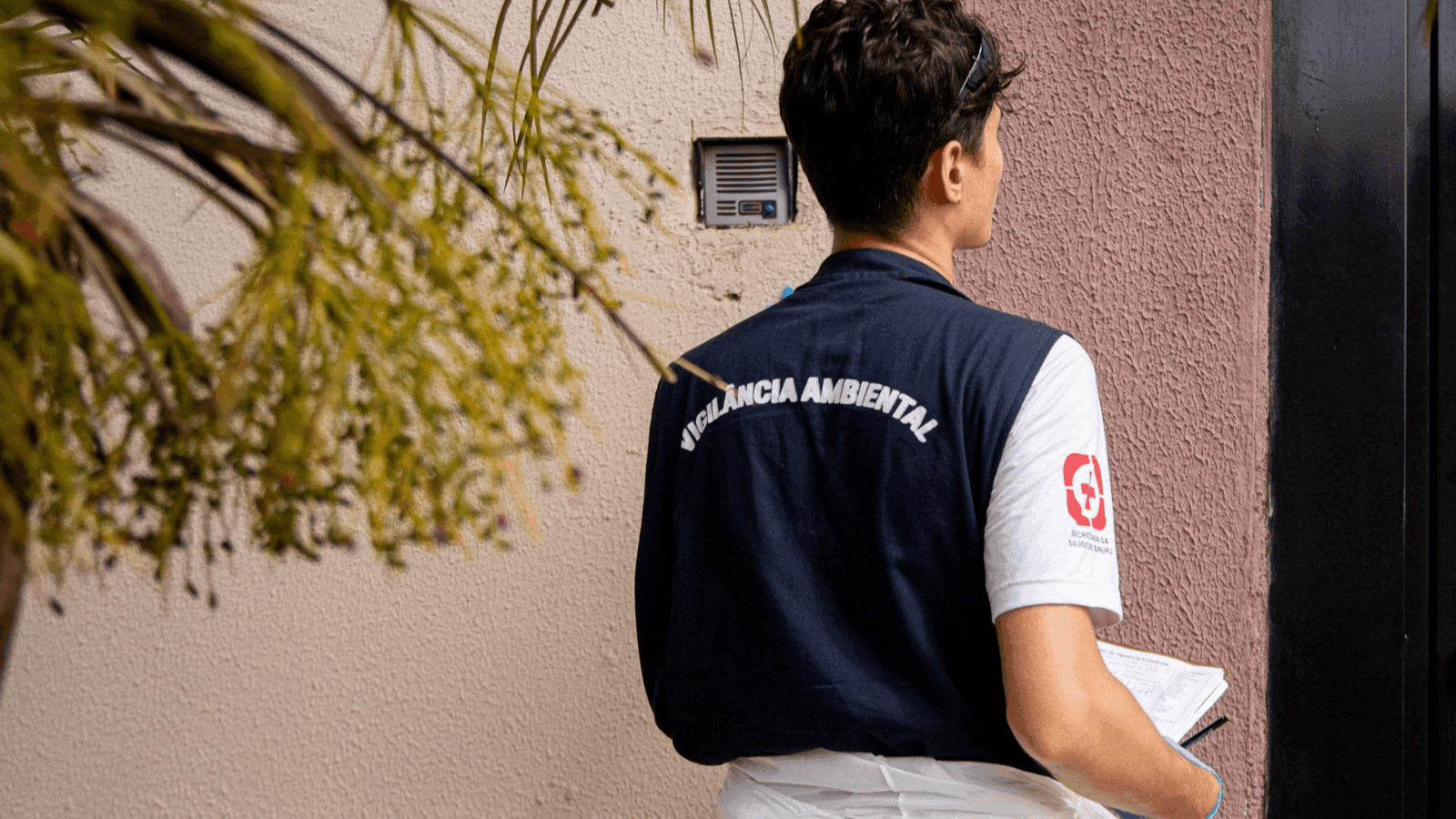 Agentes de endemias percorrem a Pousada da Esperança