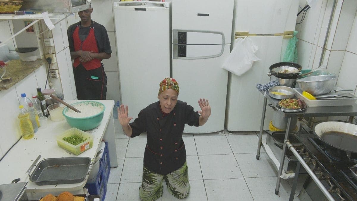 Ao saber que o chef aprovou a manjubinha, Teresa Cristina se ajoelha e agradece a Deus