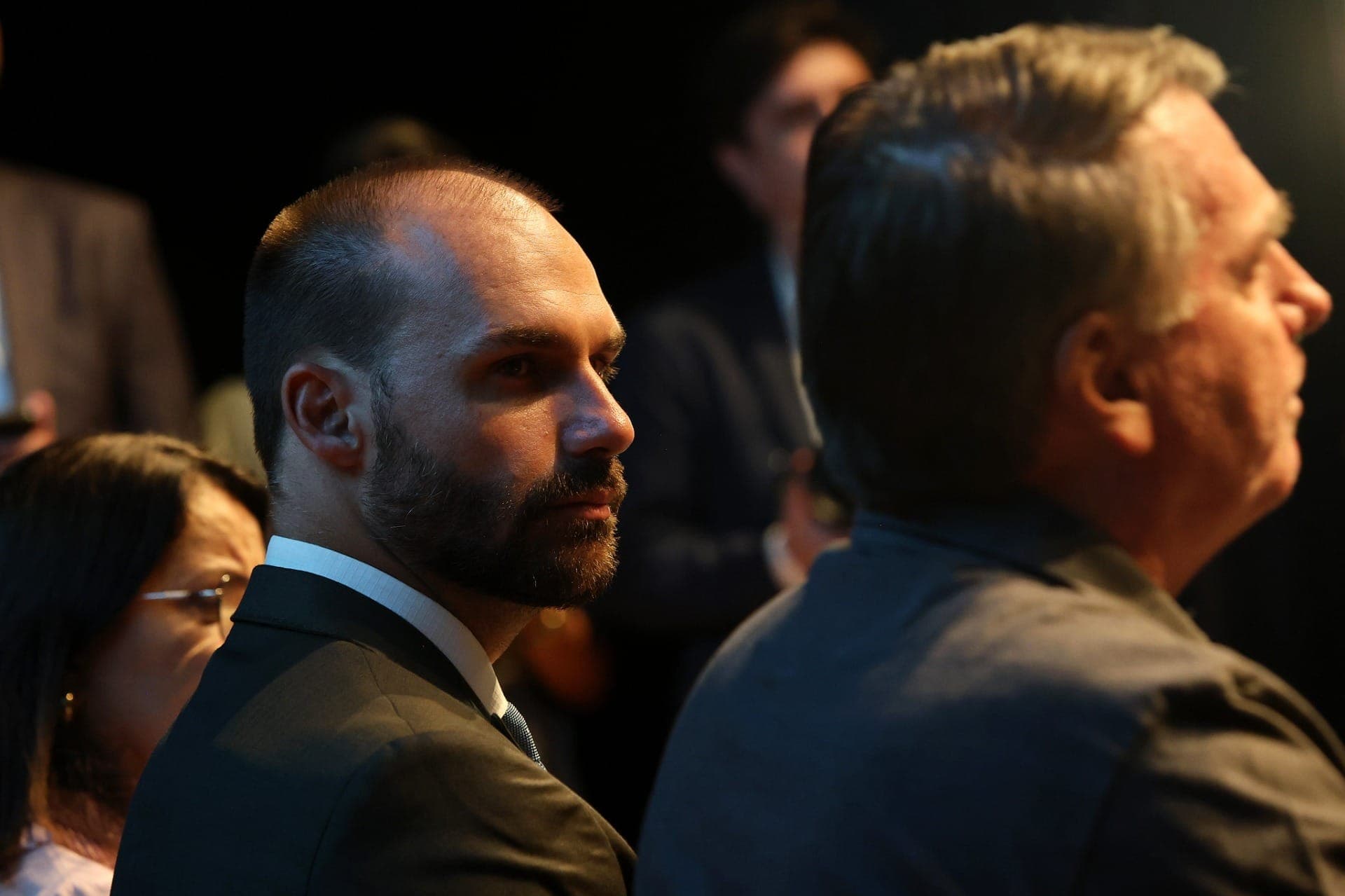 Deputado federal Eduardo Bolsonaro, e seu pai, o ex-presidente Jair Bolsonaro (PL)