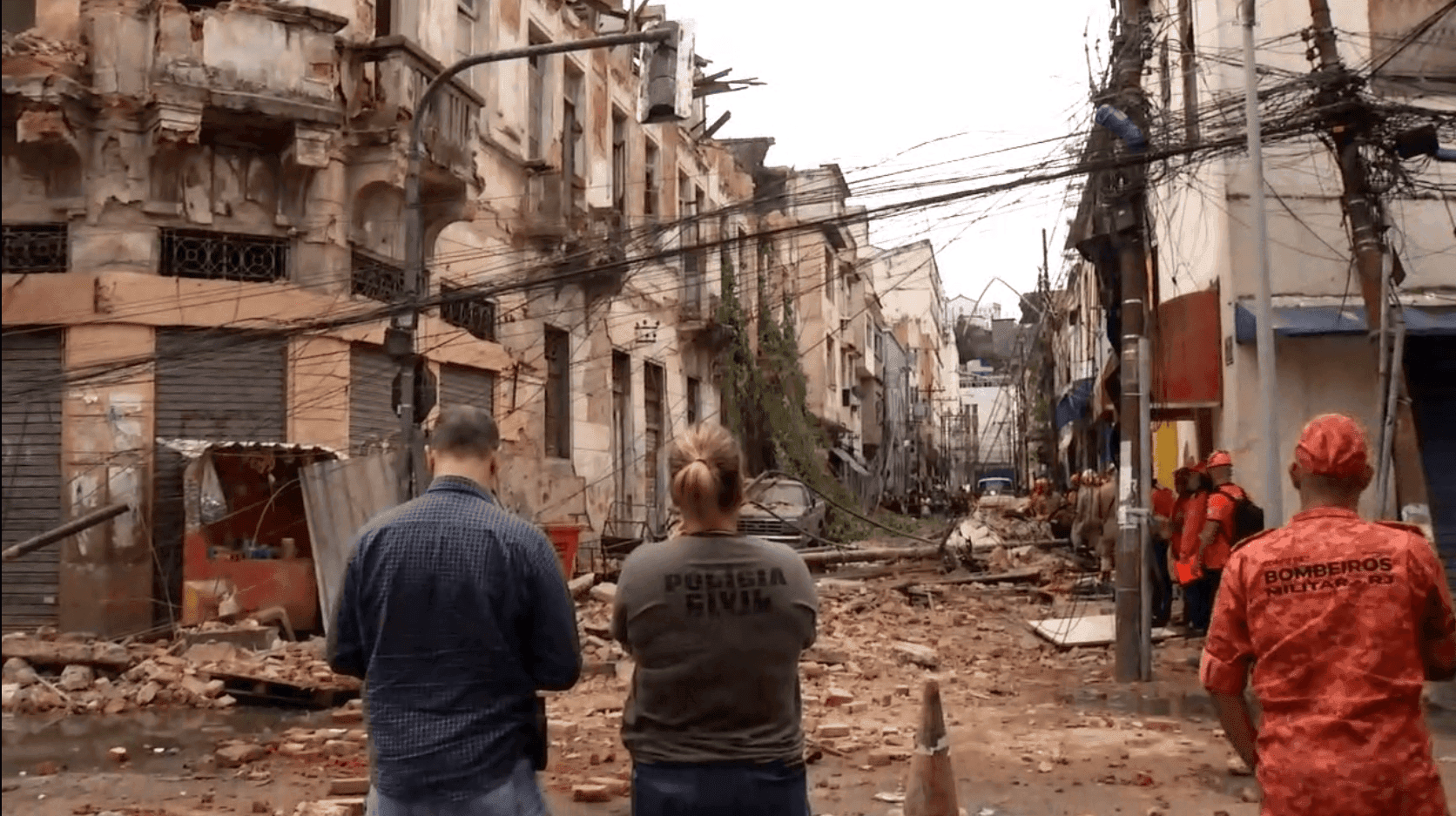 Desabamento de parte de um casarão localizado entre as ruas Senador Pompeu e Visconde da Gávea