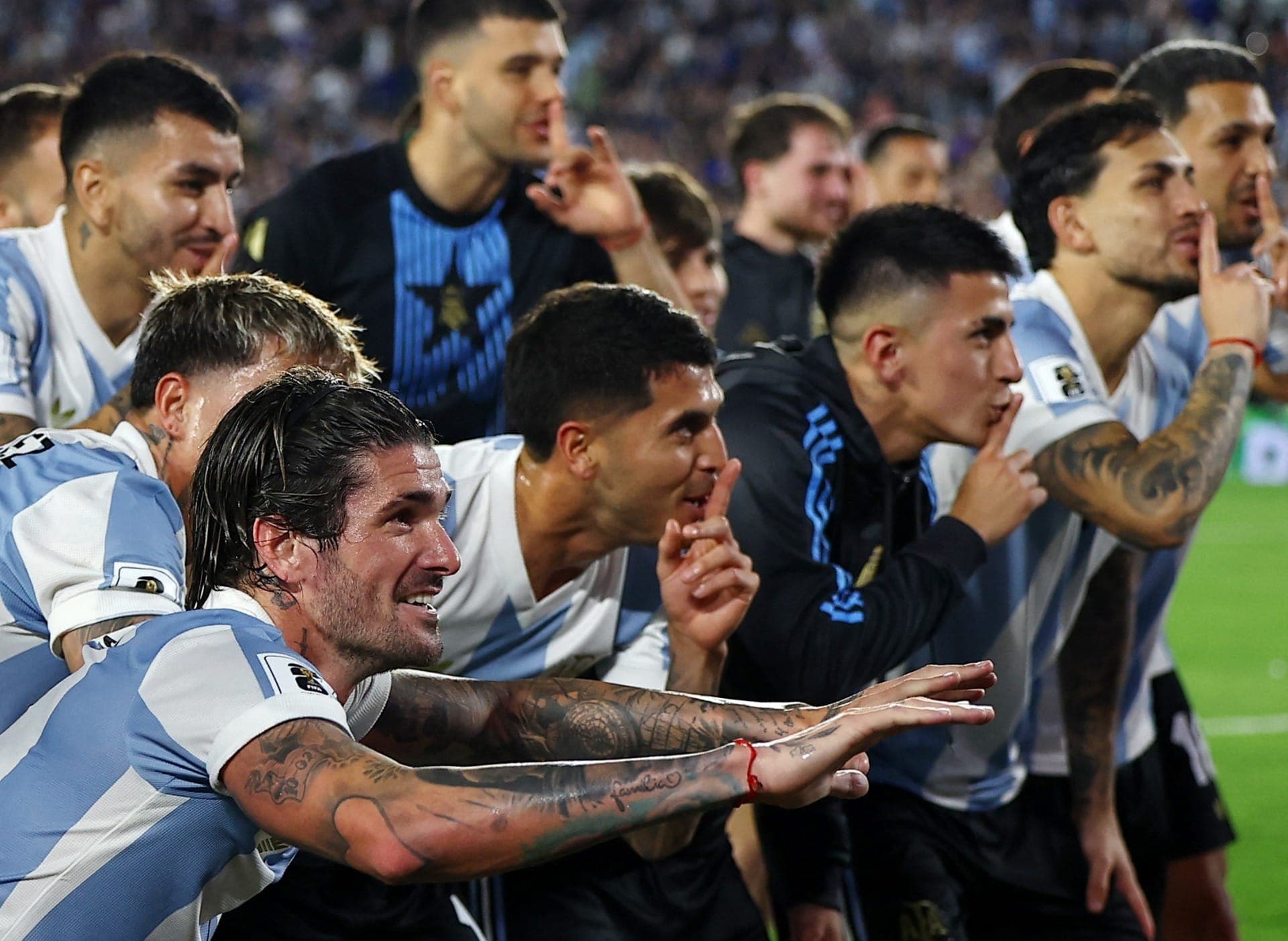Jogadores da Argentina provocam Raphinha após goleada sobre o Brasil