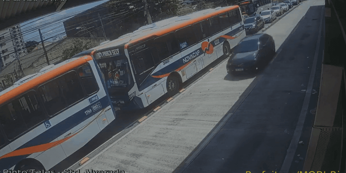 O veículo estava circulando na pista exclusiva do BRT