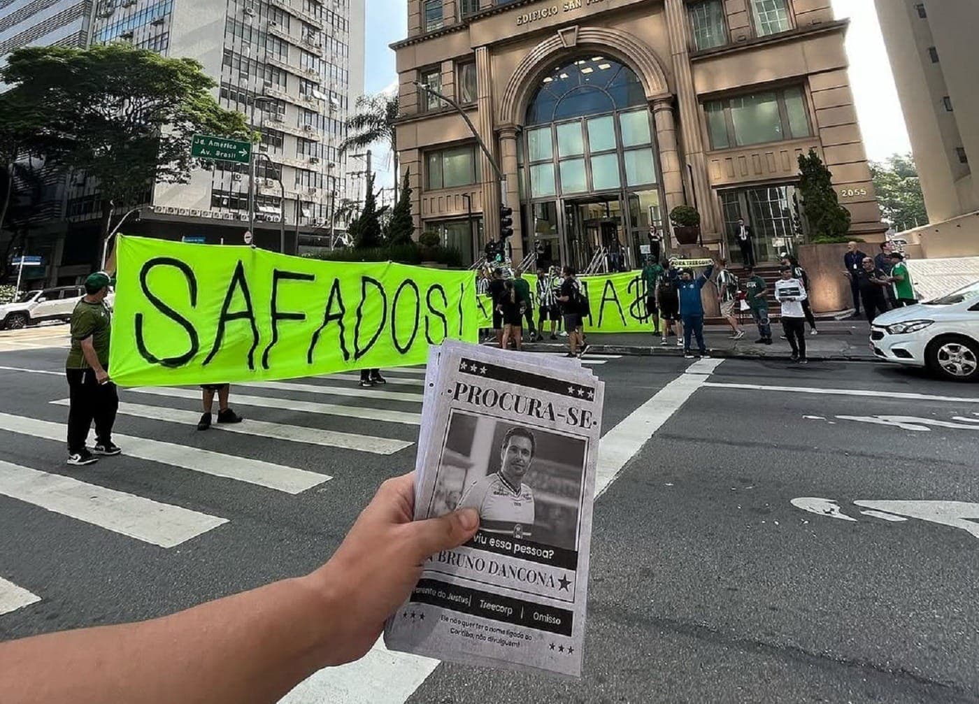 Torcedores do Coritiba protestam contra SAF do clube na Faria Lima, em SP