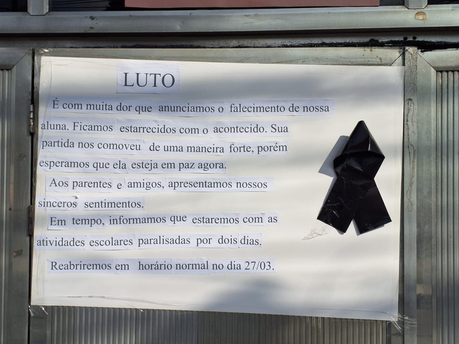 A unidade de ensino colocou um aviso no portão de que as aulas ficarão suspensas até o dia 27 de março