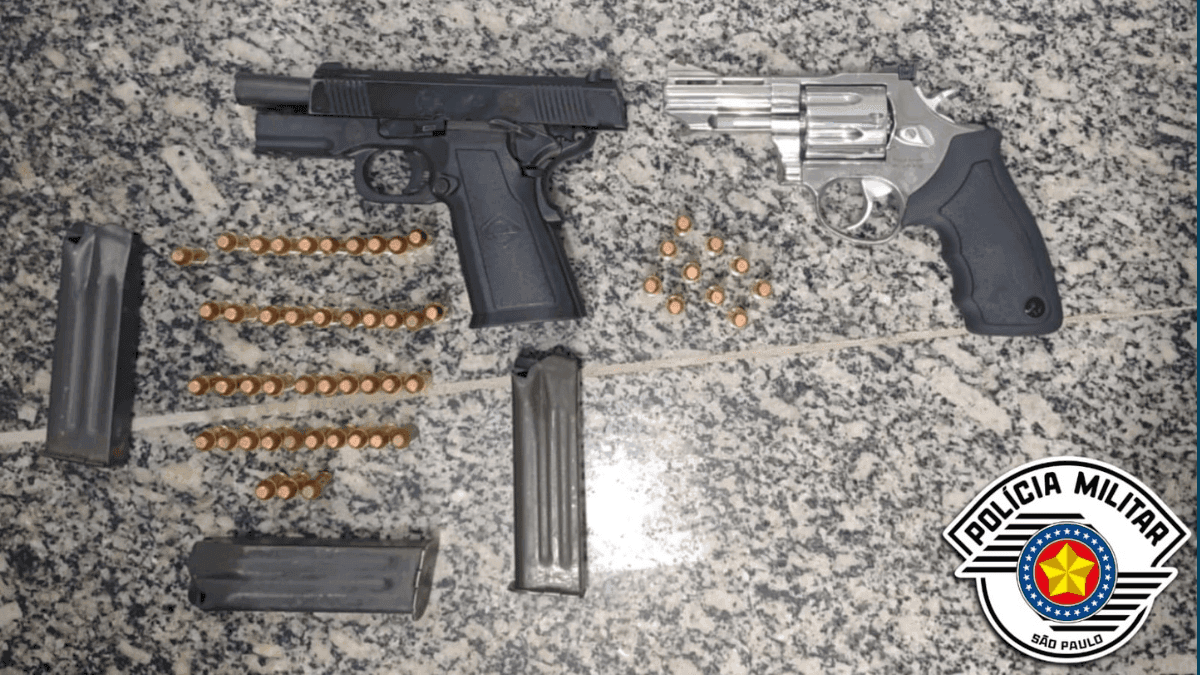 As pistolas e munições do agente da Guarda apreendido pela PM