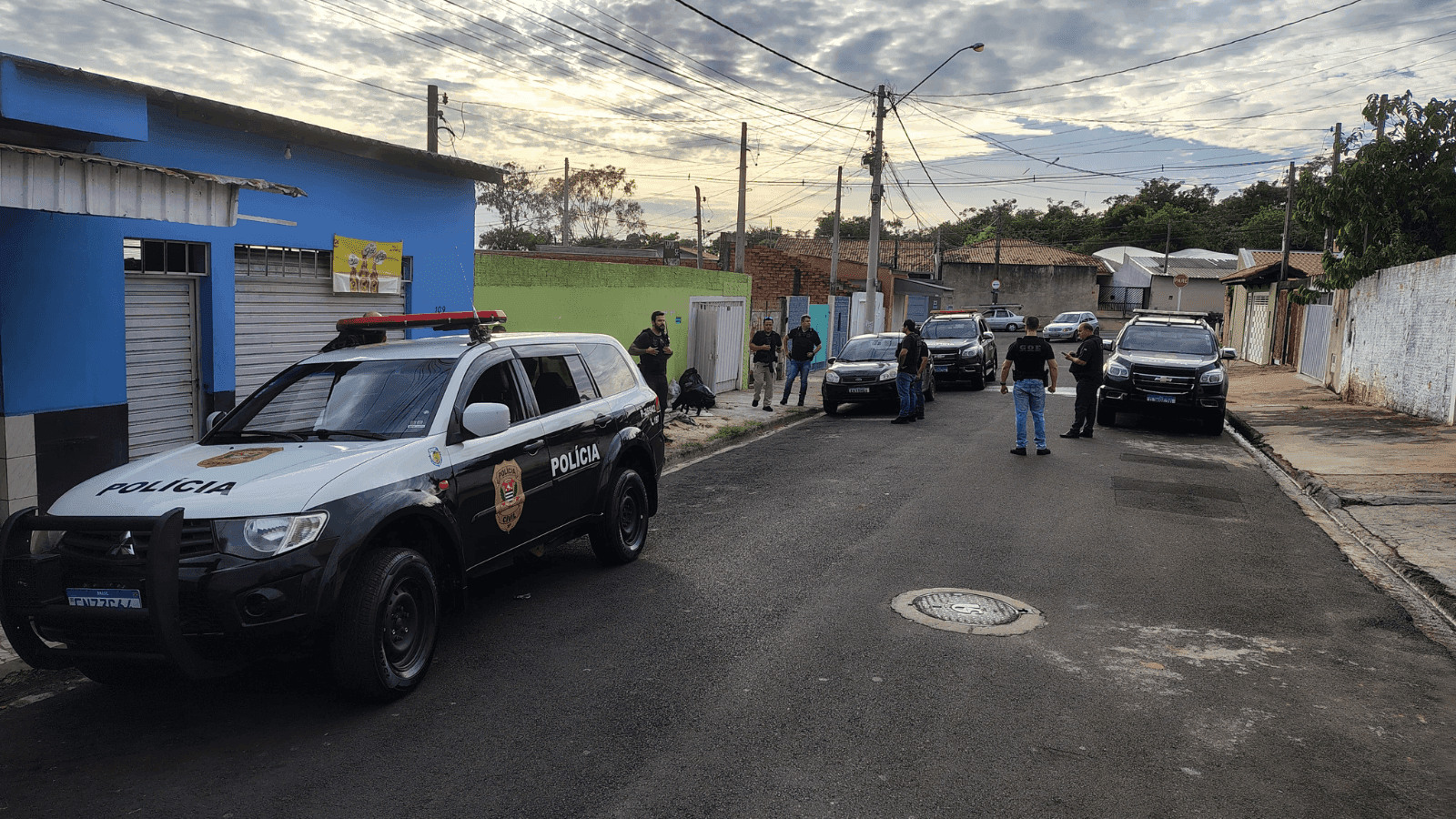 Dois suspeitos foram detidos e levados para cadeia