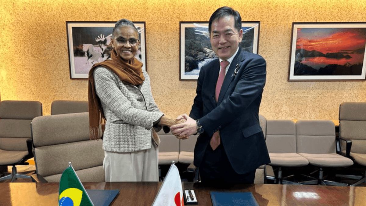 Marina Silva ao lado do ministro do Meio Ambiente japonês, Keiichiro Asao