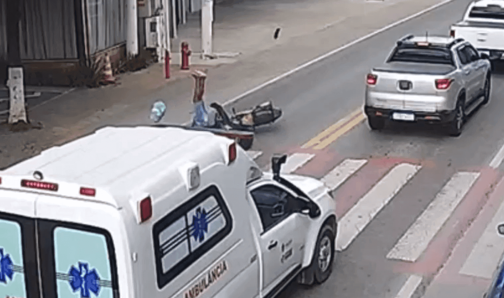 Nas imagens, é possível ver a senhora atravessando na faixa de pedestres, quando uma moto acerta a vítim