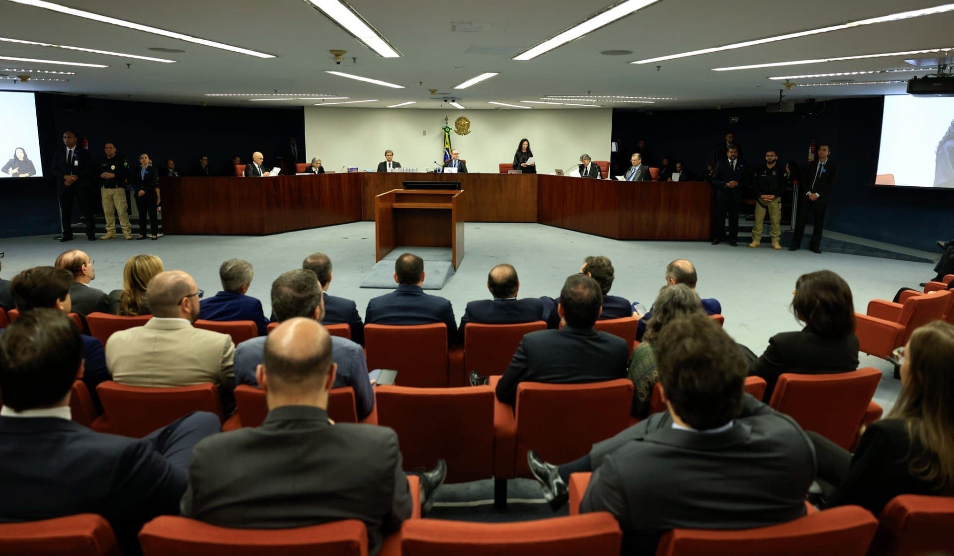 Primeira Turma do STF durante segundo dia de análise da denúncia contra Bolsonaro e outros sete