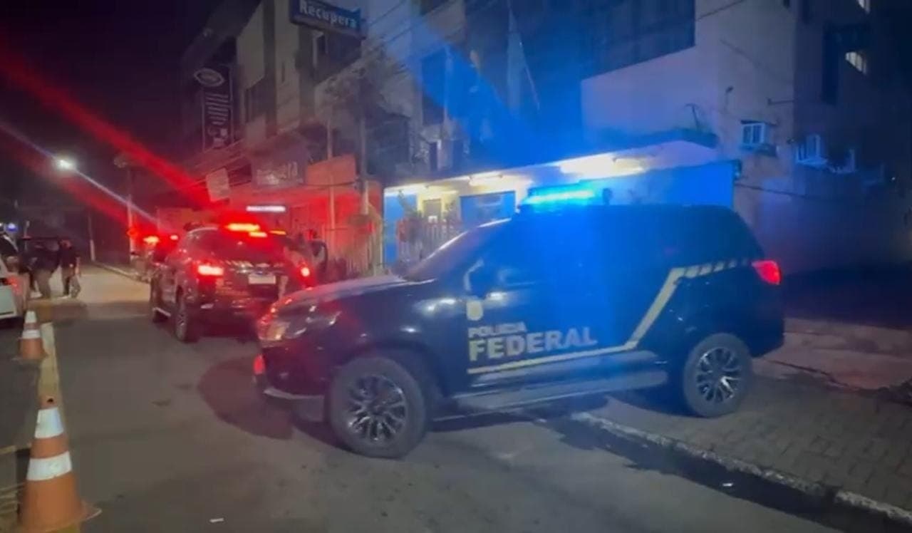 Segundo a PF, um instrutor de armamento e tiro foi flagrado aplicando testes com armas de fogo que não eram de sua propriedade