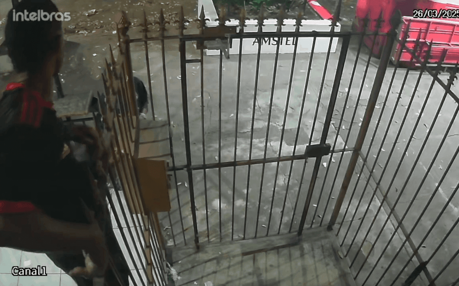 Segundo testemunhas, pessoas em situação de rua tentaram invadir o local